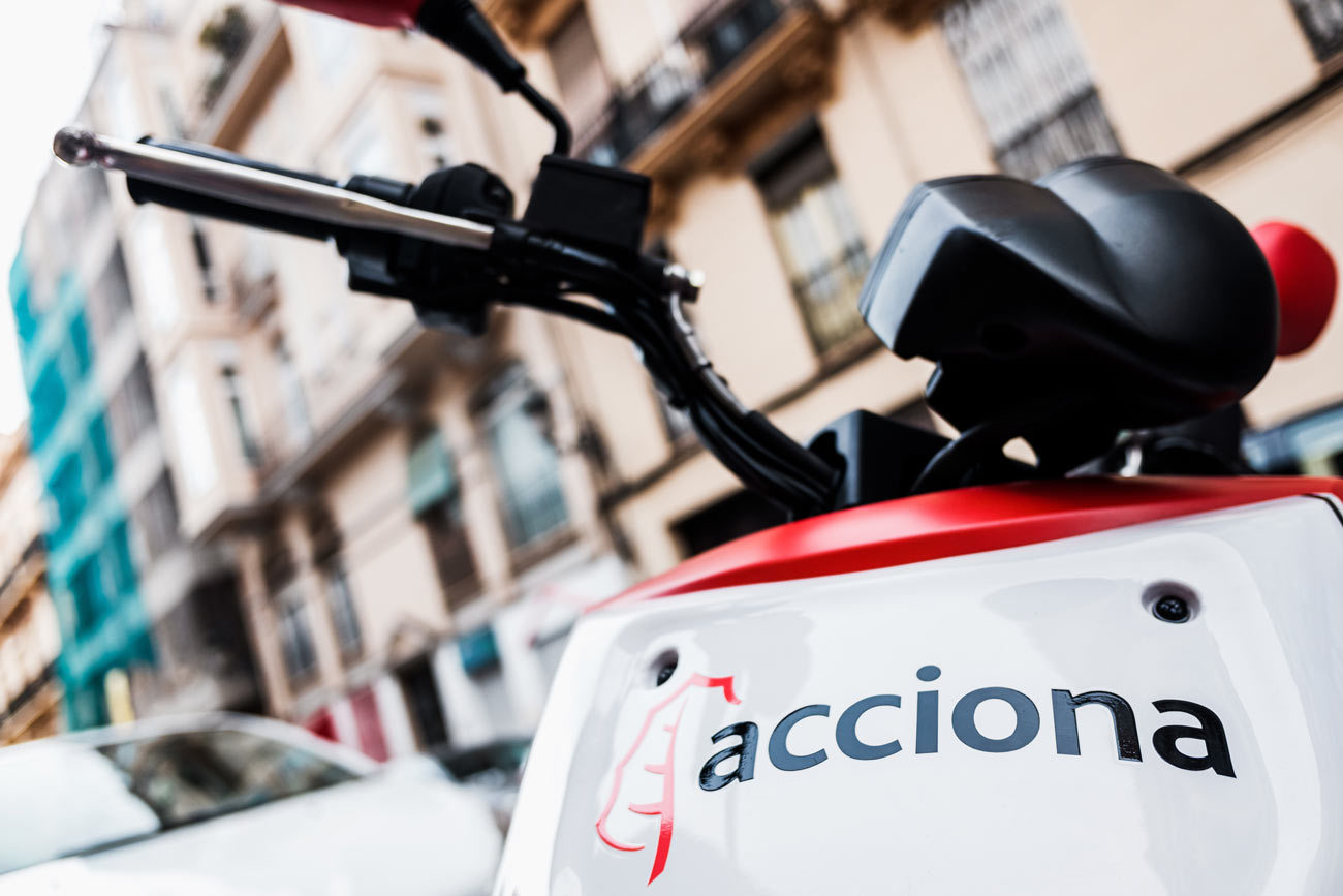 photo of a motorcycle with acciona logo on the front