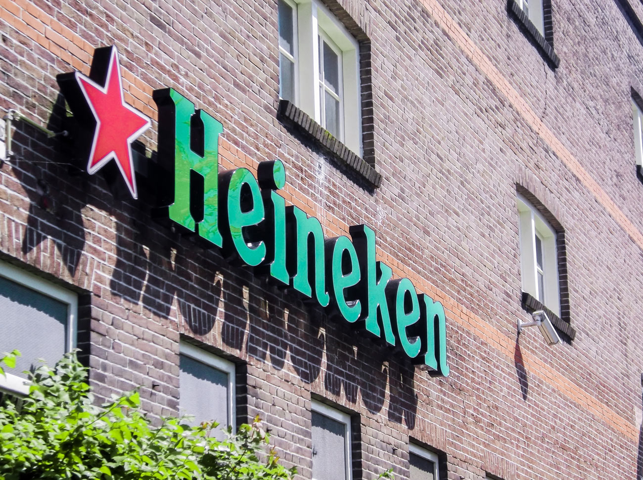 logotipo da heineken numa parede de um prédio